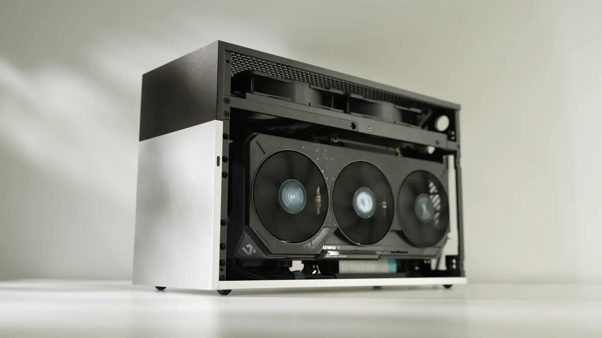 Discover a high-end small form factor PC build inside the FormD T1 case, featuring an RTX 4090, i9-14900K, and expert cable management. Performance-packed in a tiny footprint.