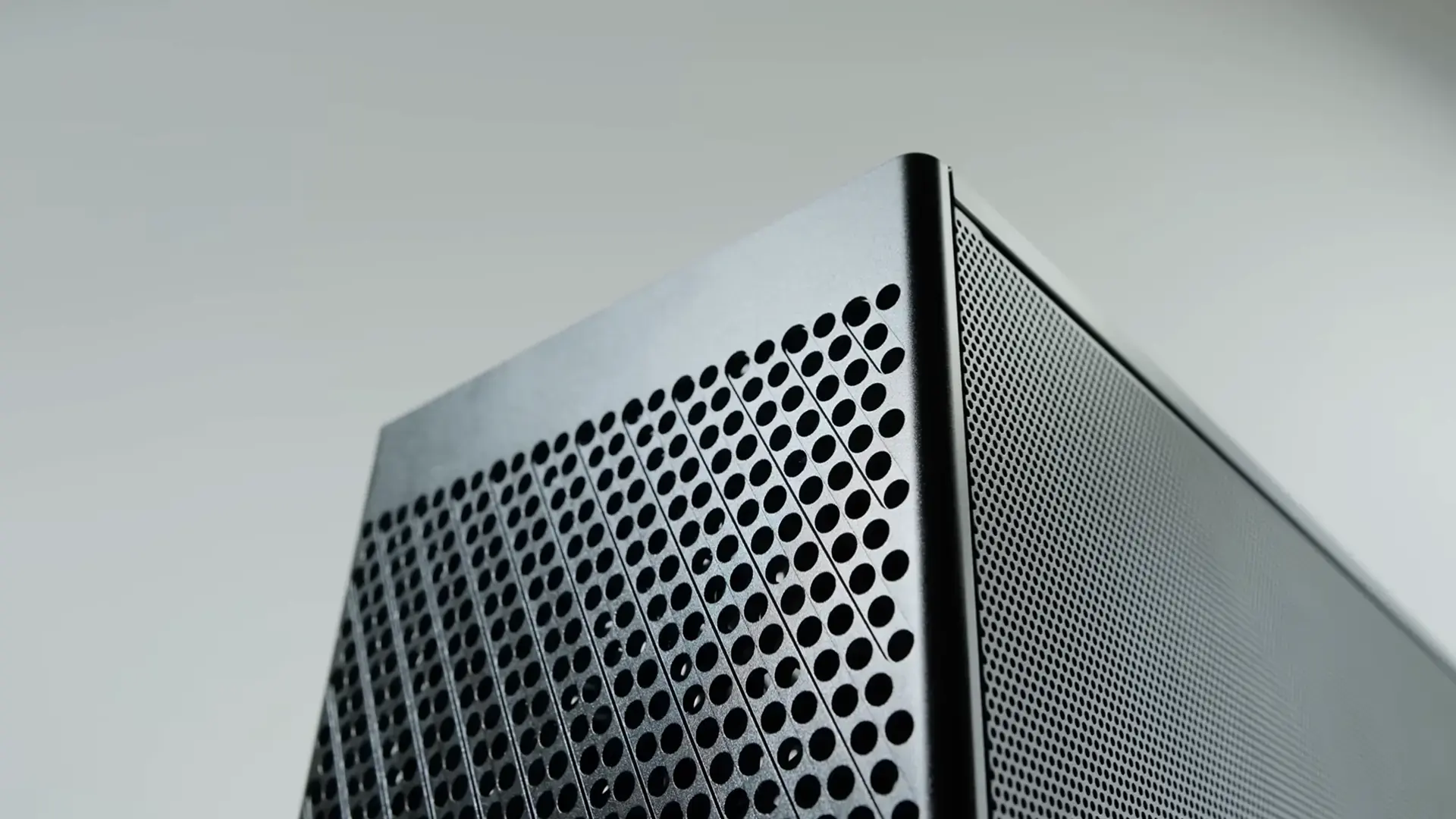 Explore a powerful NCASE M2 small form factor PC build featuring the Ryzen 7 7800X3D and RTX 4080 Super, complete with AIO cooling, sleek cable management, and thermal performance insights.